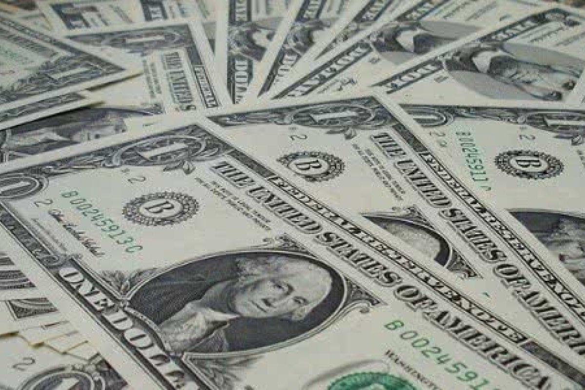 Dólar sobe 0,24% e Ibovespa cai 0,41% em meio a incertezas políticas 