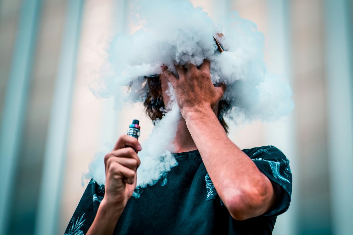 Cigarro eletrônico é igual ao tradicional, só muda a roupagem, diz cardiologista