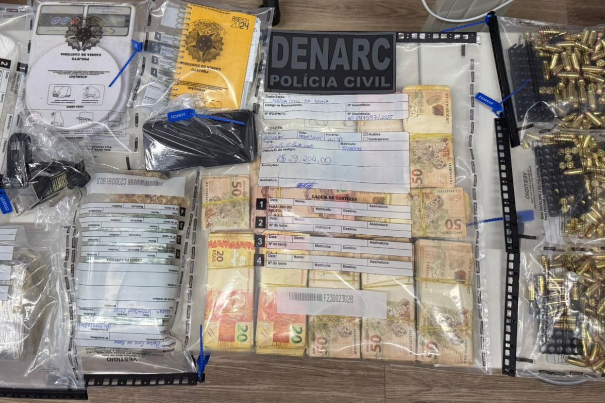 Mulher apontada como gerente do tráfico é presa com drogas e quase R$ 30 mil na Bahia