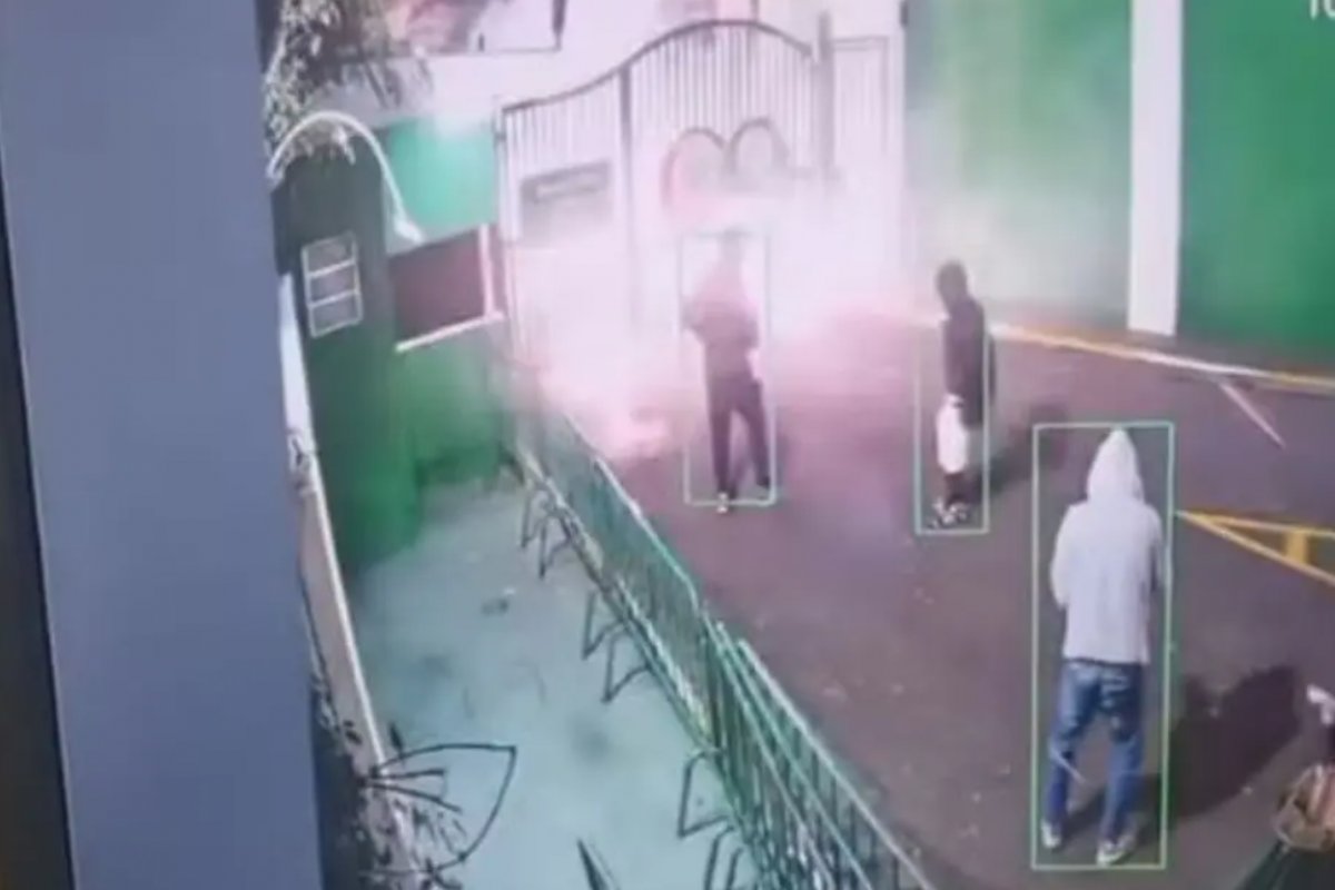 Vídeo: CT do Palmeiras é alvo de ataque com bombas e rojões por grupo de homens