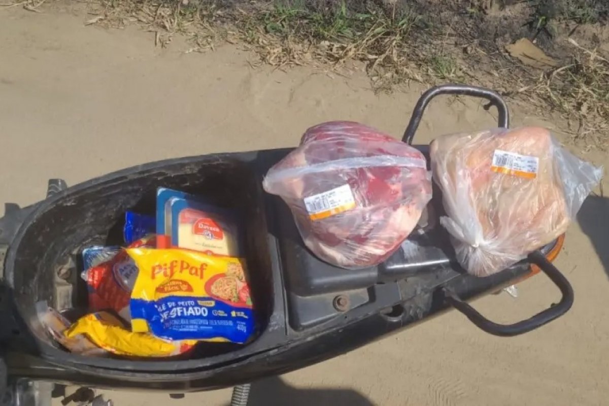 Dupla é presa após furtar supermercado na Bahia; itens como frango, carne, queijo e feijão foram recuperados e devolvidos ao estabelecimento