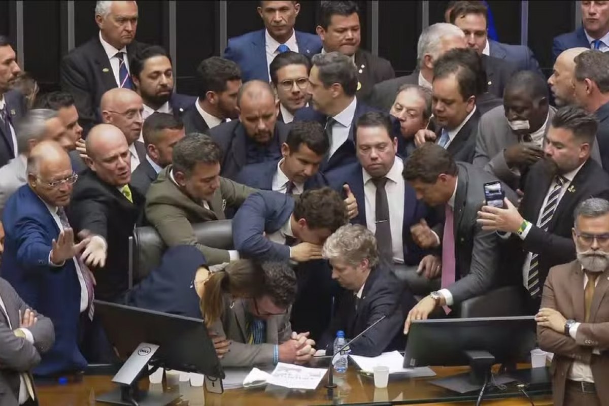 Câmara pune quatro deputados com suspensão de mandatos por seis meses e acende alerta para motim bolsonarista no plenário