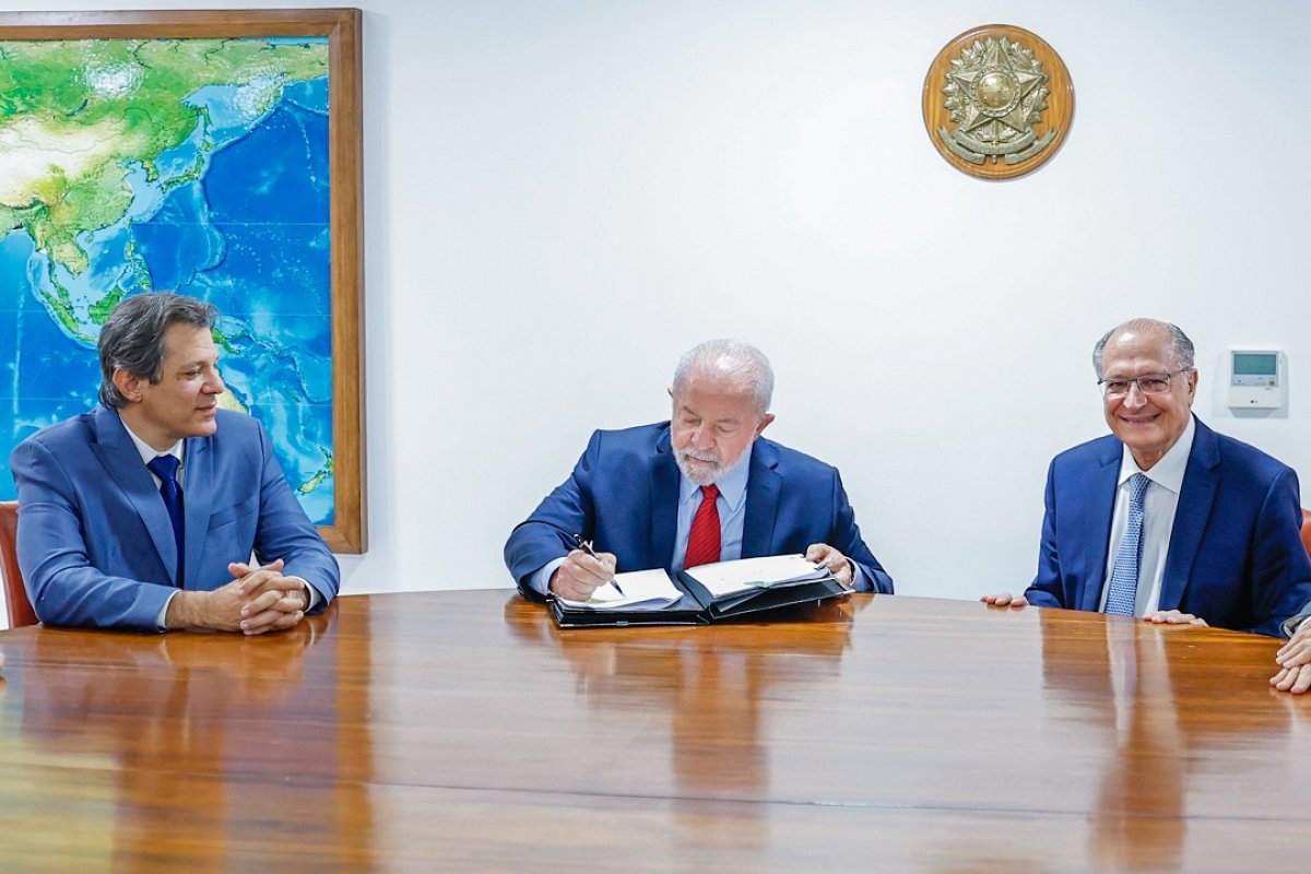 Plano de contingência a empresas afetadas pelo tarifaço dos EUA tem linhas emergenciais de crédito e compra de produtos pelo governo