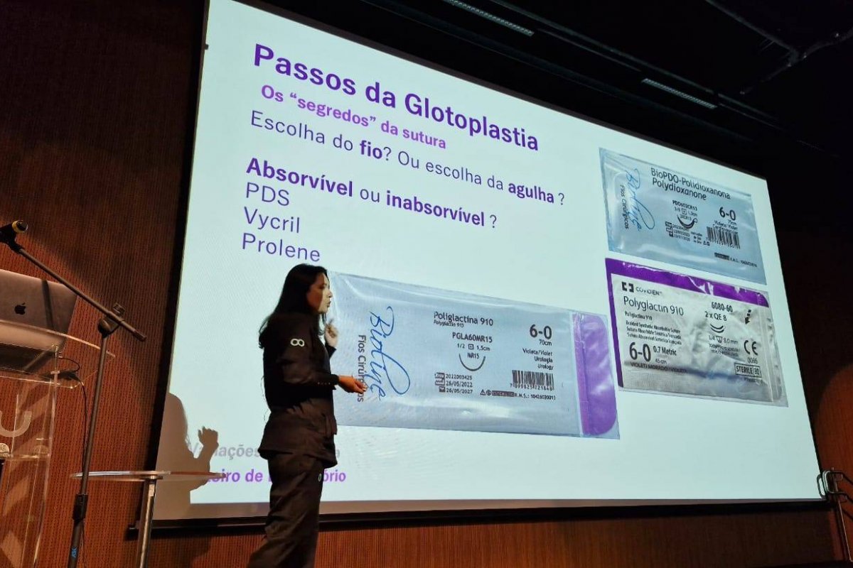 Érica Campos ministra aula sobre glotoplastia no curso de harmonização vocal em Campinas!