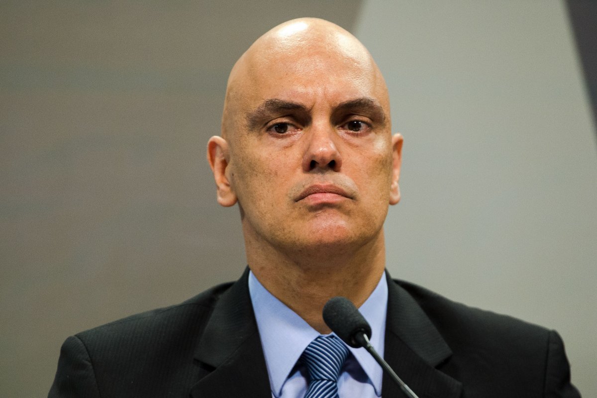 “Não há a menor chance de recuarmos nem um milímetro sequer”, declara Alexandre de Moraes ao Washington Post.