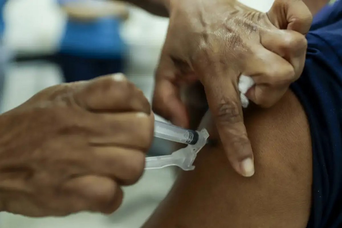 Estudo comprova eficácia da vacina da dengue entre adolescentes
