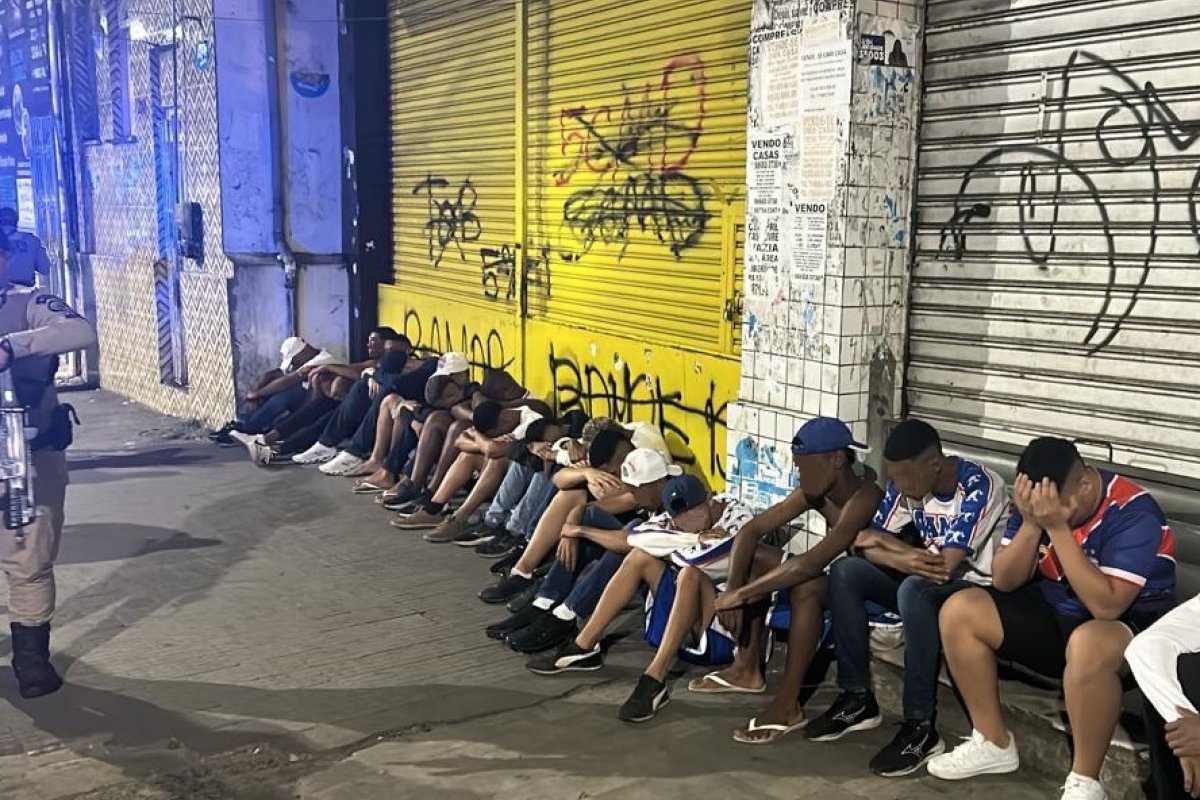 Integrantes de torcida organizada do Bahia são conduzidos pela PM após vandalismo em Salvador
