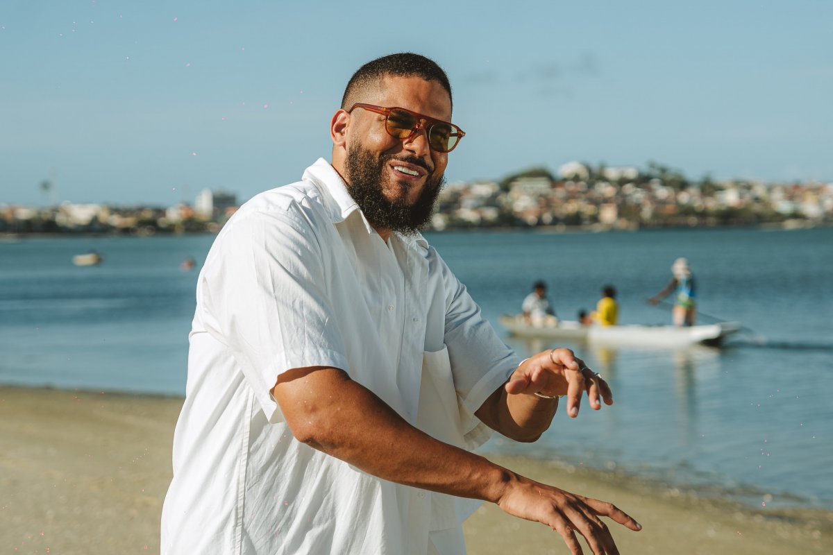 Cantor baiano estreia em reality da Globo; conheça Brenno Casagrande!