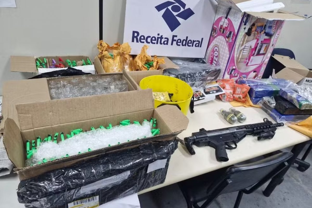Receita Federal apreende granadas, fuzil falso e drogas em encomendas para Bahia e outros 8 estados 
