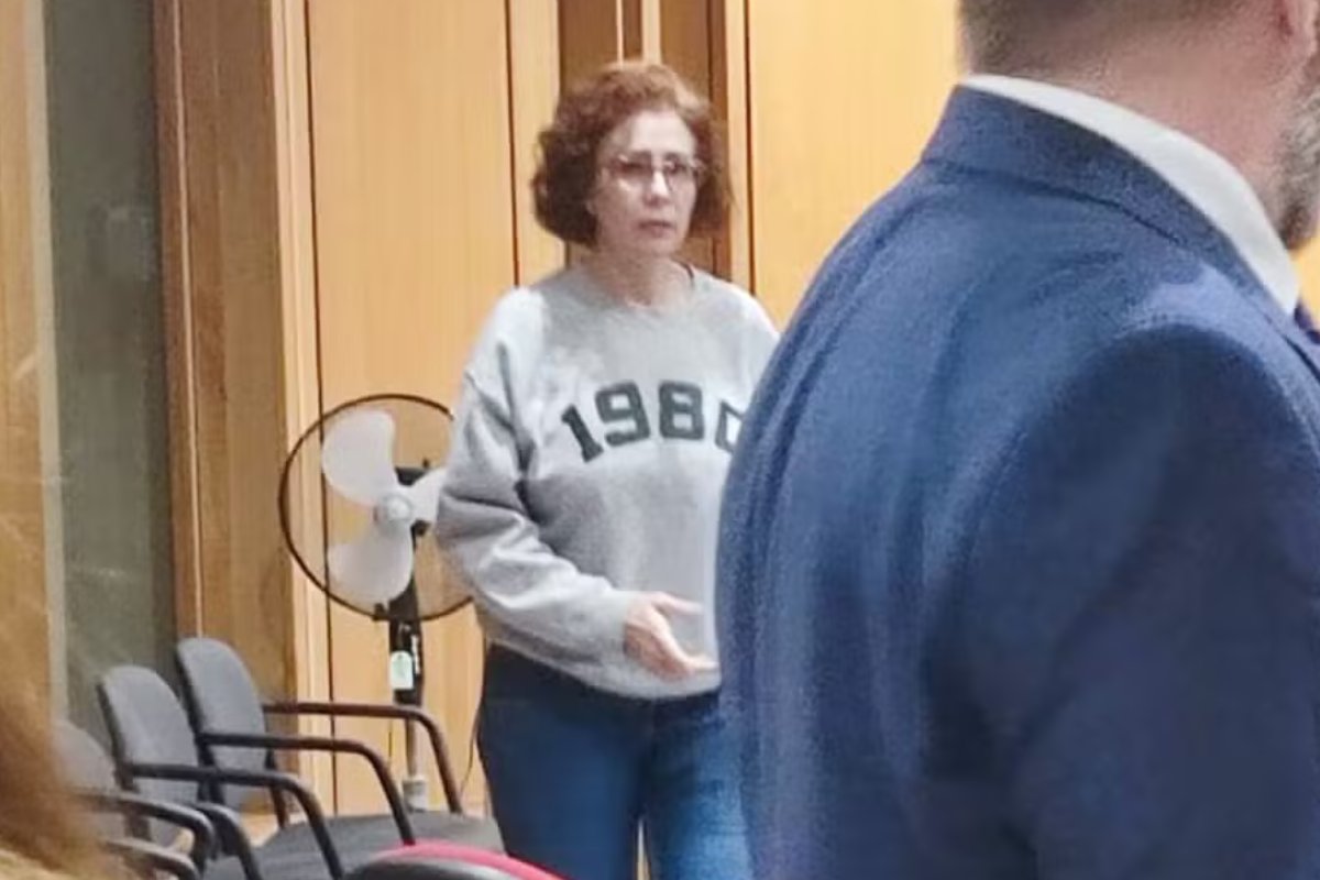 Juiz pede mais tempo para analisar processo de extradição de Zambelli na Itália; deputada seguirá presa 