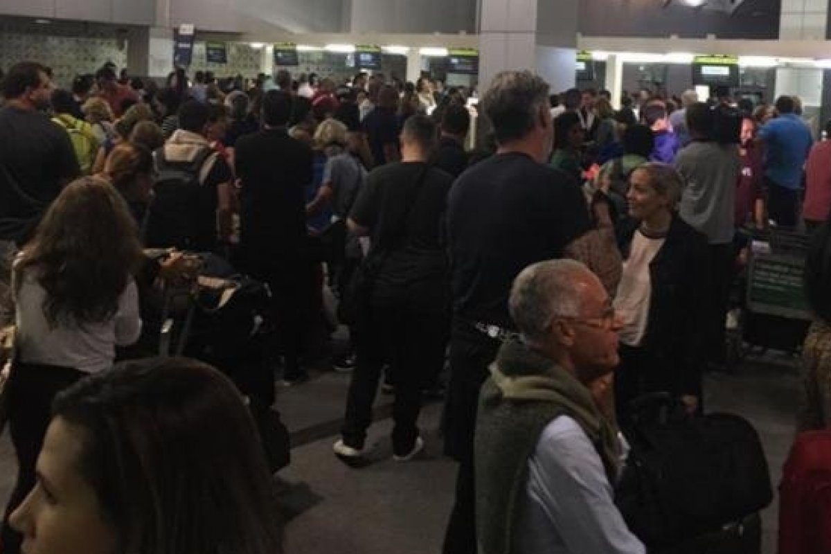 Pista principal do aeroporto de Salvador volta a funcionar 