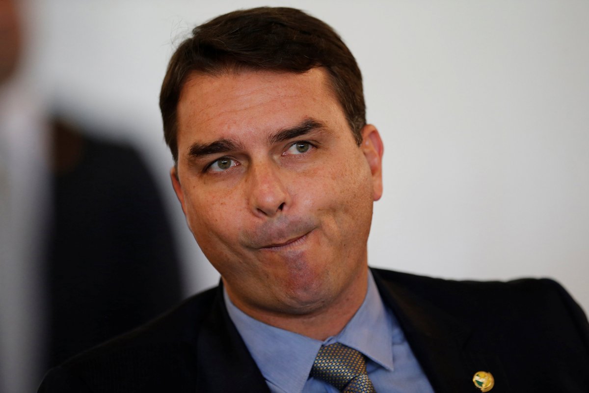 Vereador diz que Flávio Bolsonaro visitou Adriano da Nóbrega na prisão