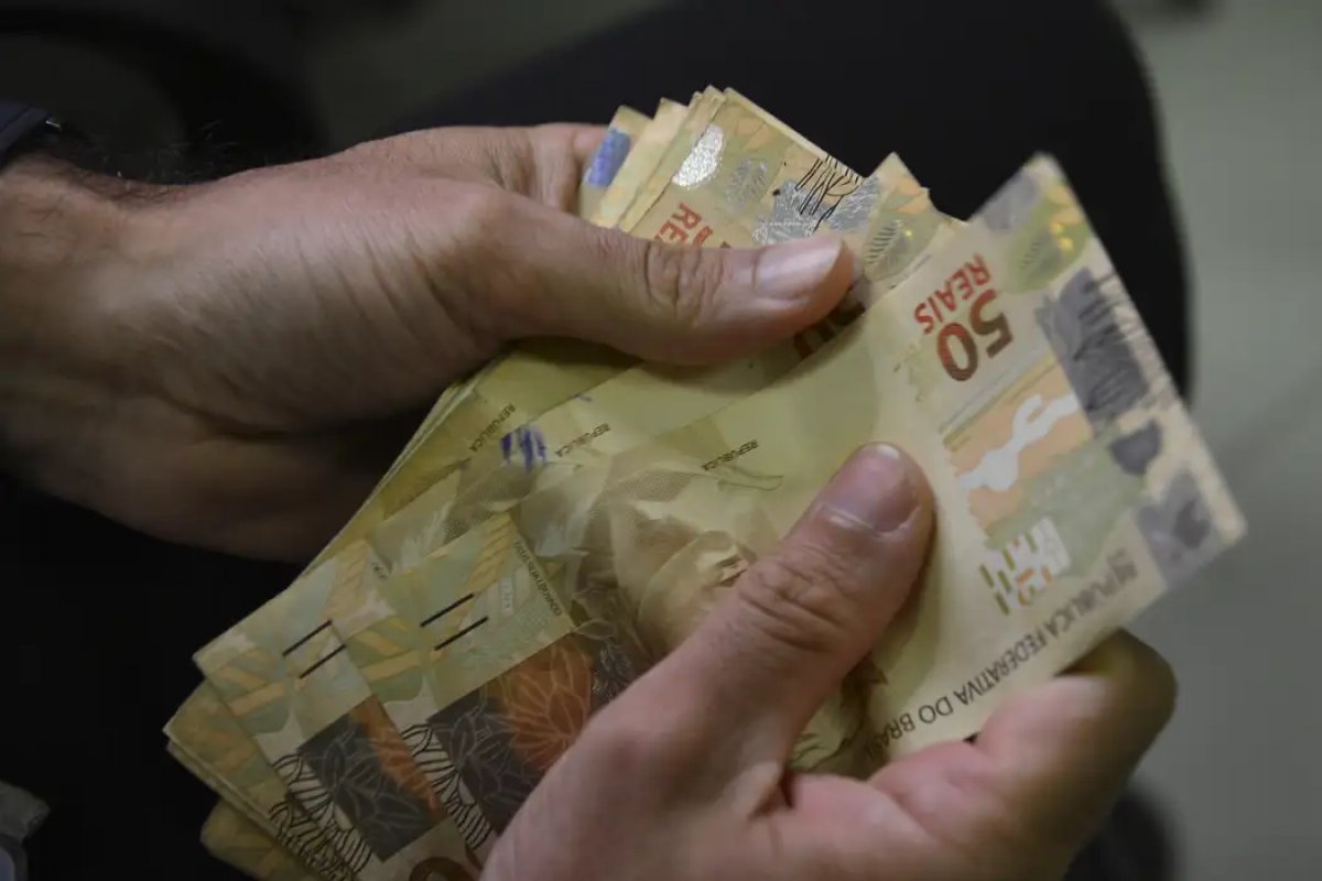 Proposta do Orçamento de 2026 prevê salário mínimo de R$ 1.631