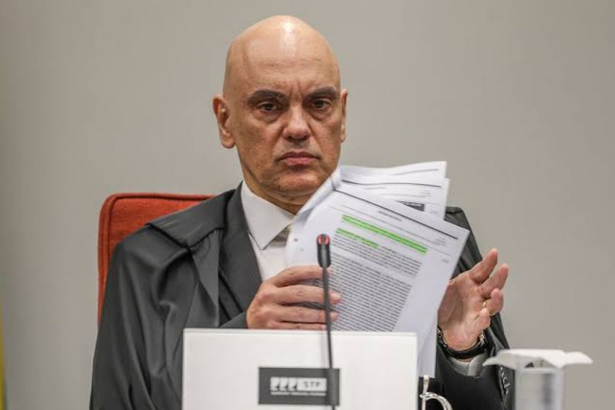 Moraes determina monitoramento na área externa da casa de Bolsonaro