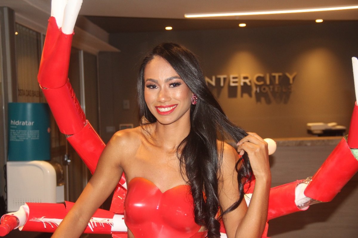 Miss Lauro de Freitas 2025 homenageia caranguejos em traje típico sustentável