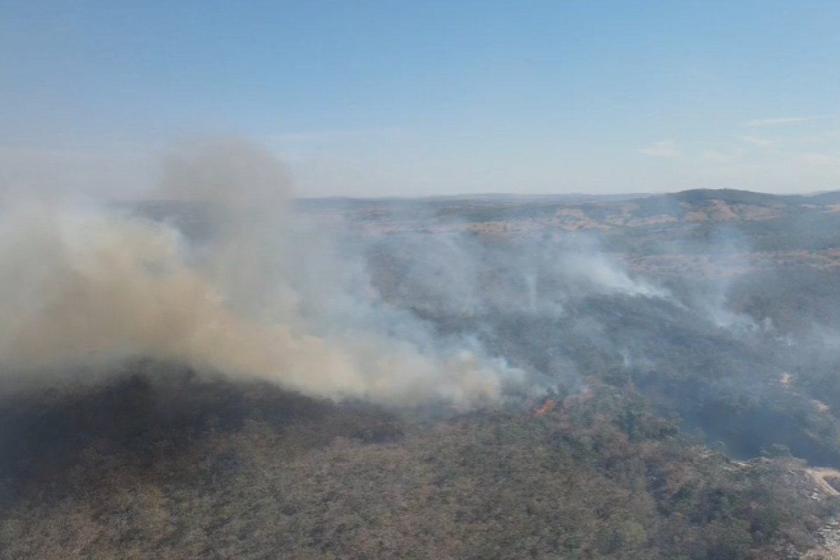 Incêndio florestal atinge região de Pirenópolis (GO) desde o último sábado 