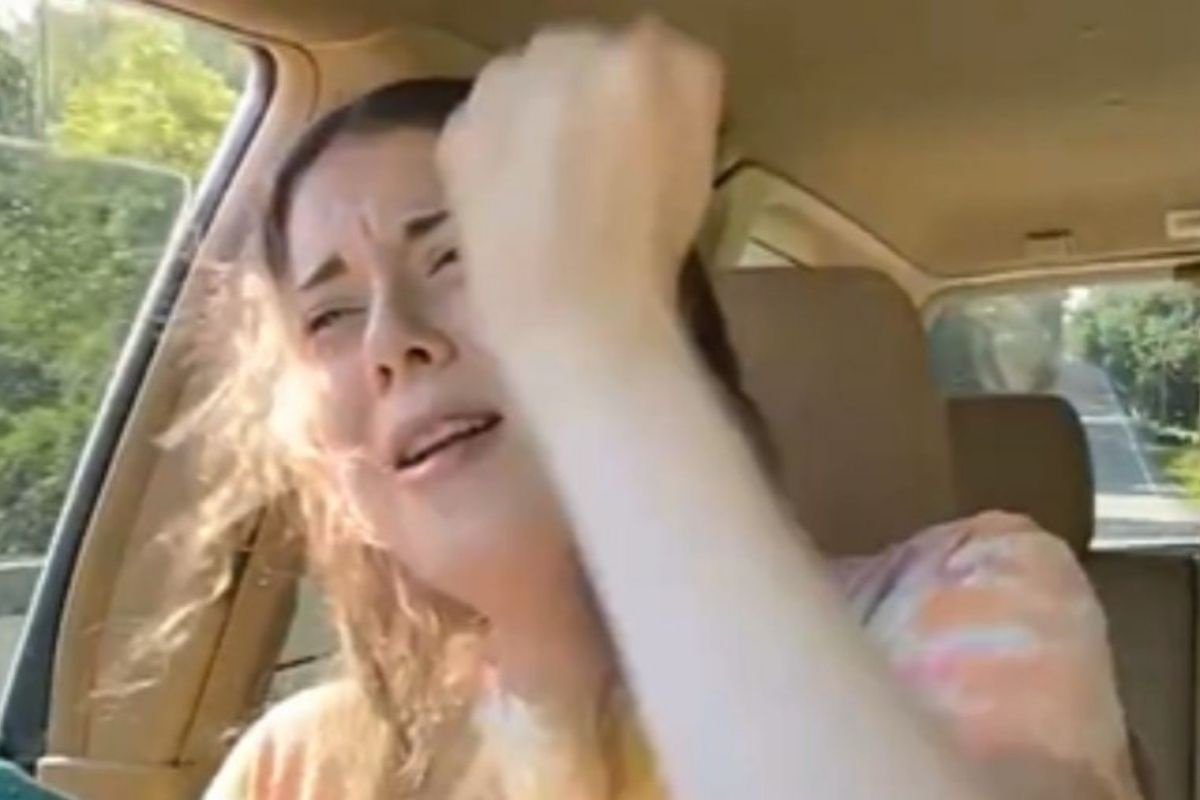 Vídeo: Motorista capota carro enquanto cantava Britney Spears 