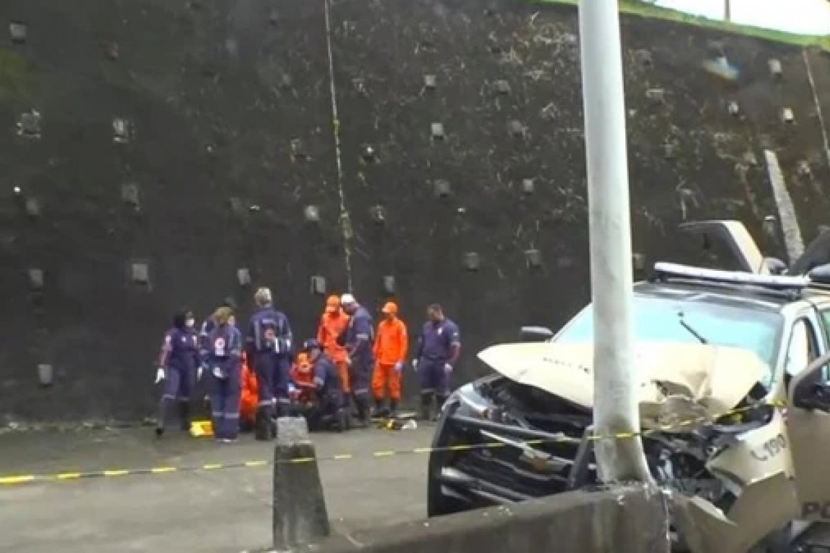 Policiais militares ficam em estado grave após viatura colidir em poste na Avenida Gal Costa