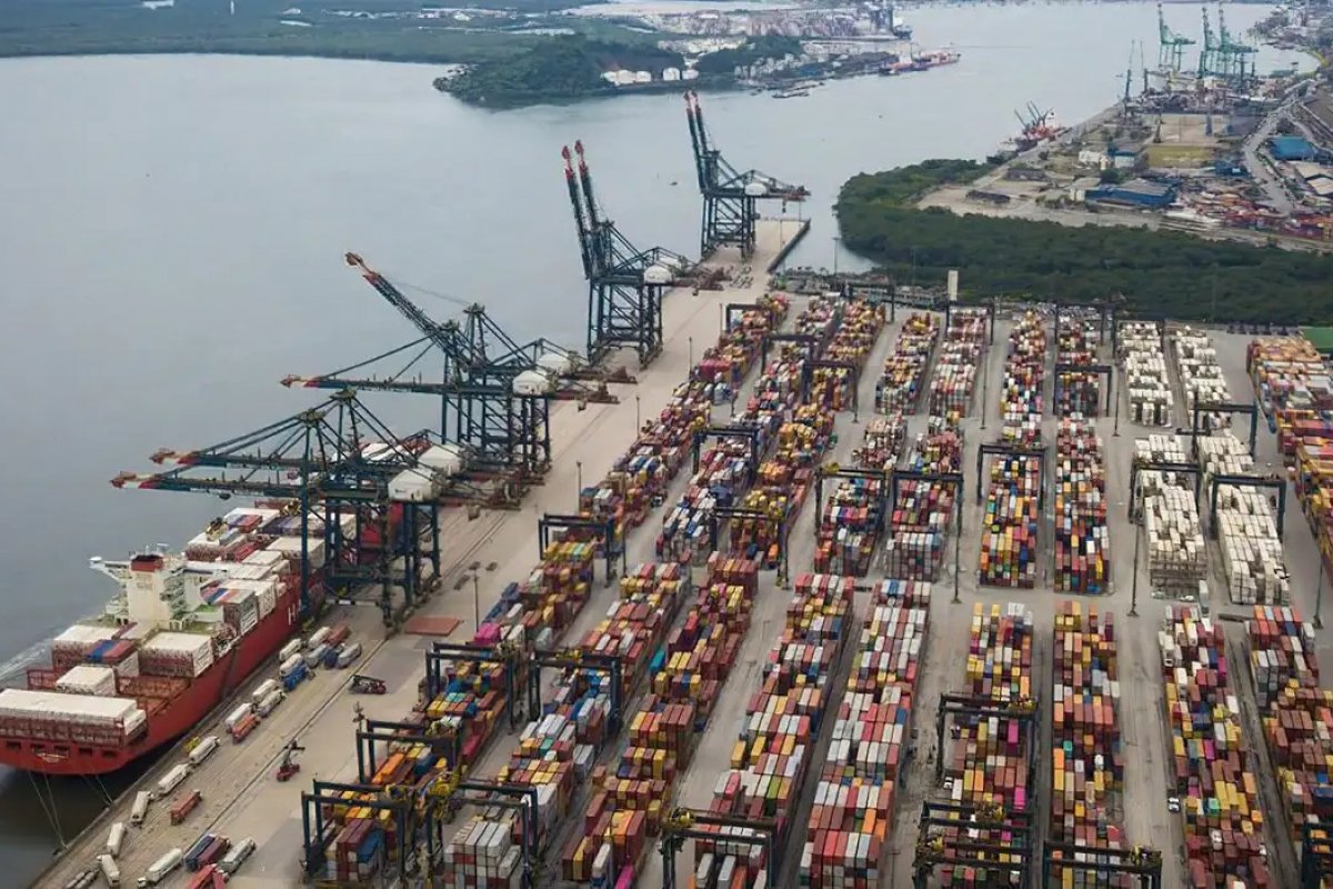 Balança comercial tem superávit de US$ 6,1 bi em agosto