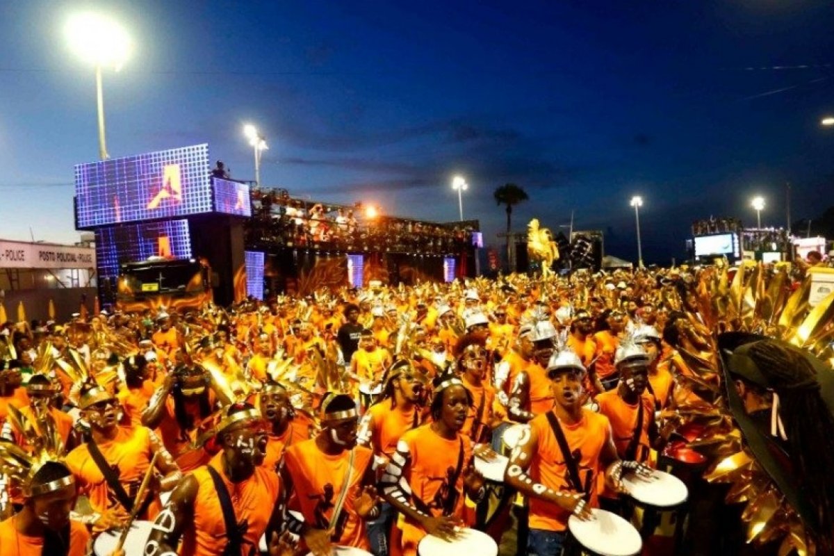 Trio de Carlinhos Brown para após vazamento de óleo 