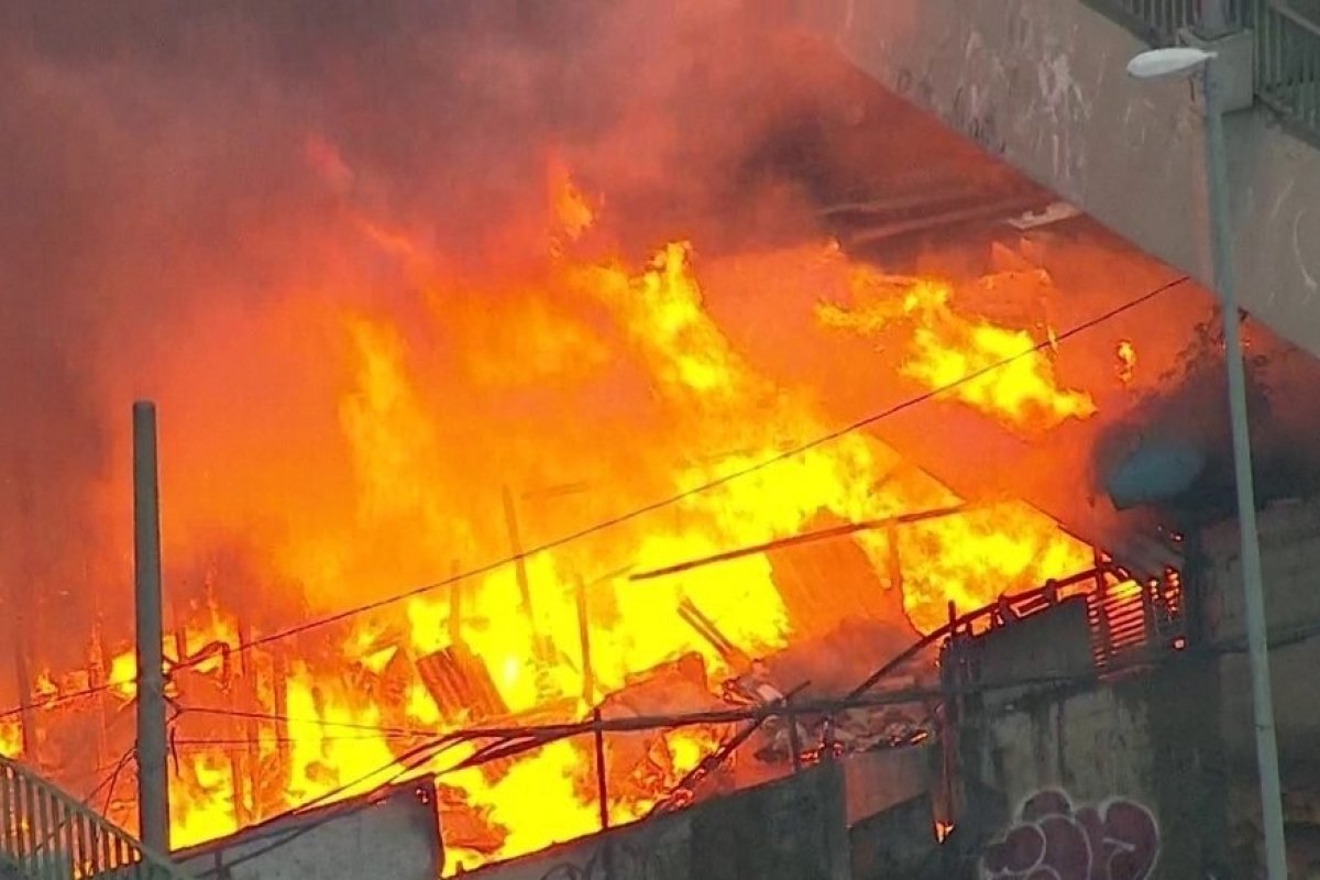 Incêndio atinge ponte na cidade de São Paulo