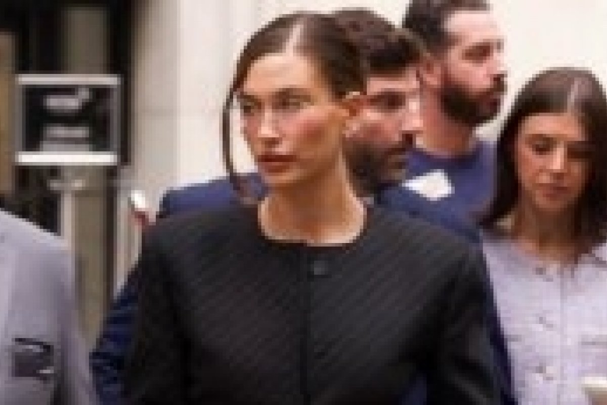 Calvin Klein veste Hailey Bieber para cerimônia de abertura da NYSE Bell!