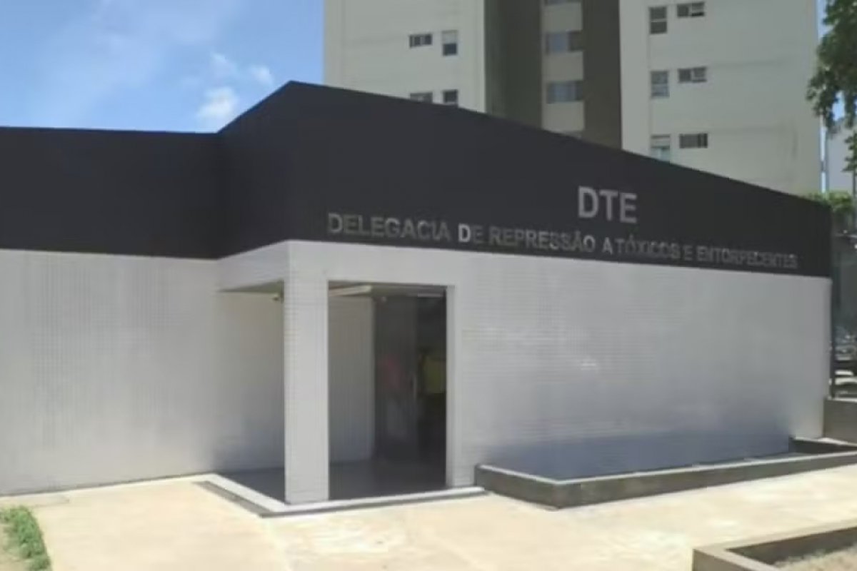 Jornalista da TV Aratu é preso após ultrapassar viatura da PM em alta velocidade
