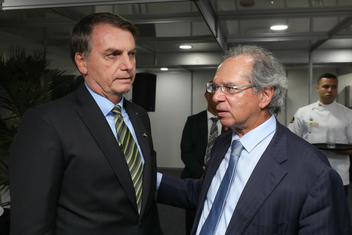 Bolsonaro cobra a Guedes um crescimento mínimo de 2% da economia brasileira este ano