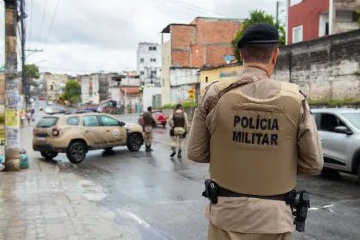 Suspeito de arrombamento de veículo é detido pela PM no Comércio