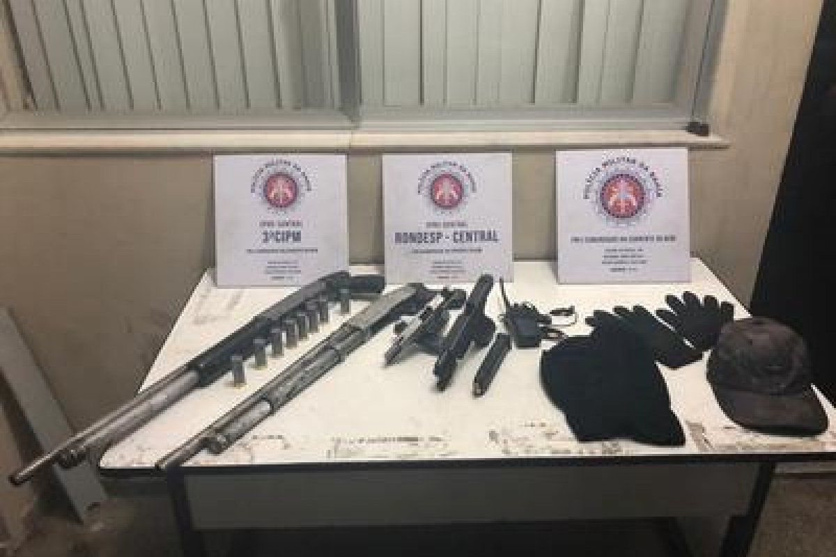 Espingardas e pistolas apreendidas com quarteto