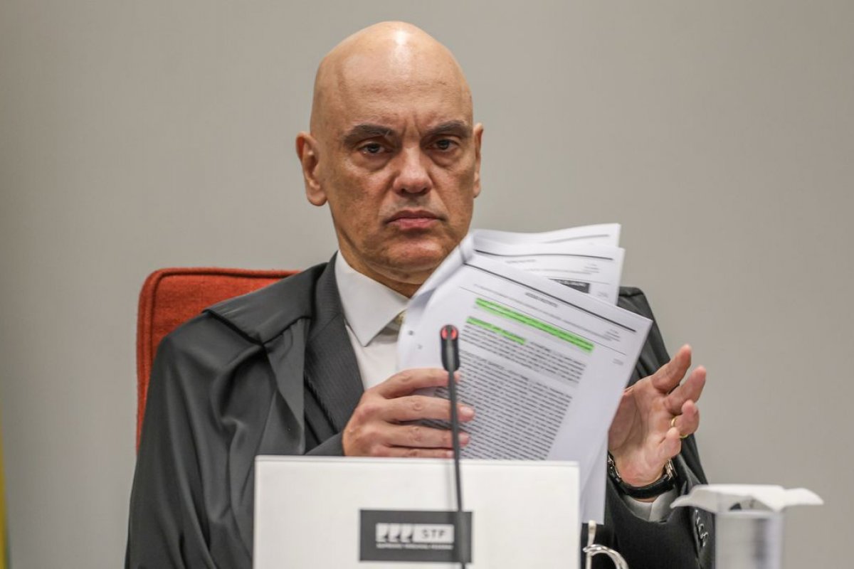 Moraes exibe vídeo de Bolsonaro durante julgamento: "ou esse ministro se enquadra ou pede para sair"