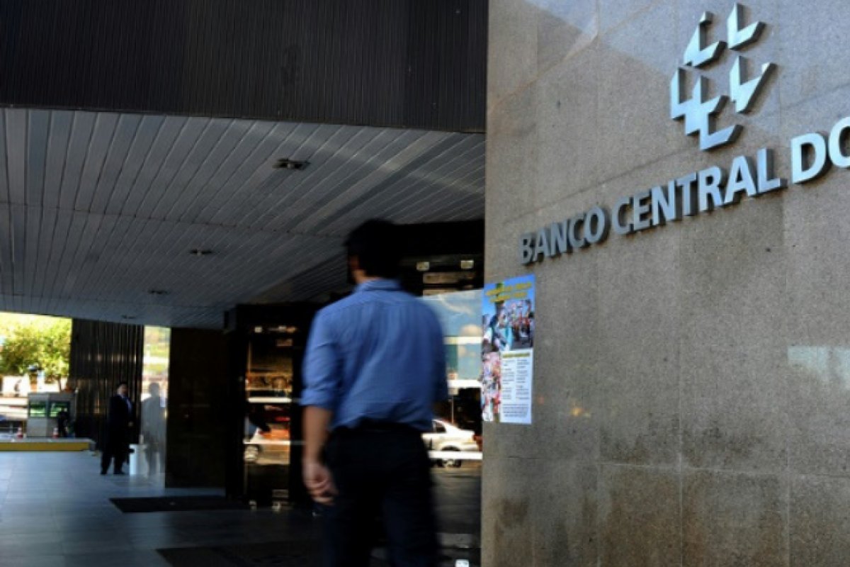 Contas externas têm déficit de US$ 11,8 bi em janeiro