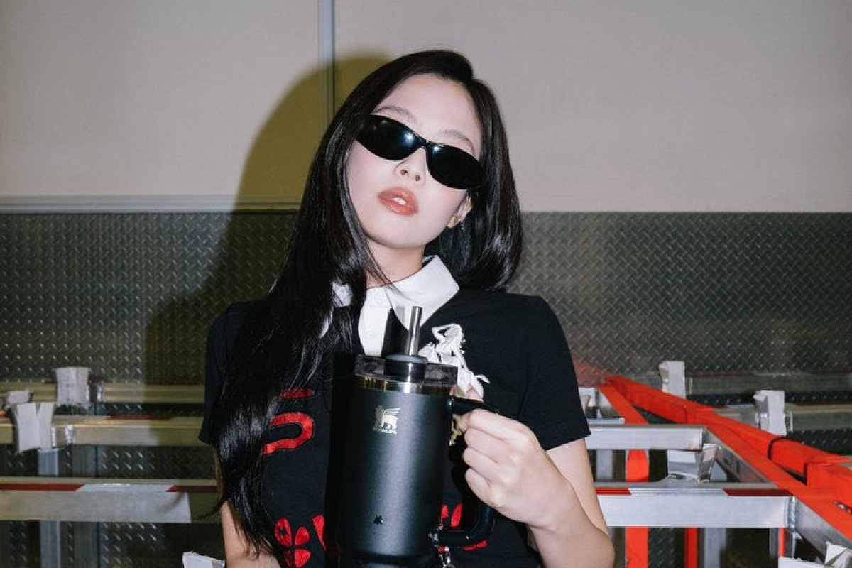 Stanley 1913 se une ao fenômeno Jennie, do BLACKPINK, para lançar collab exclusiva para hidratação de luxo! 