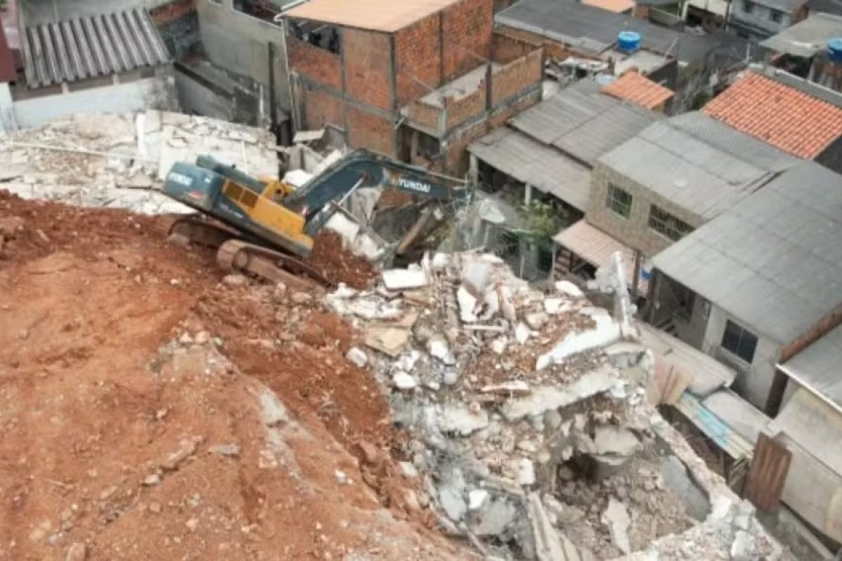 Desabamento em obra no bairro do Rio Vermelho deixa operador de escavadeira ferido; 14 famílias foram orientadas a sair de casa