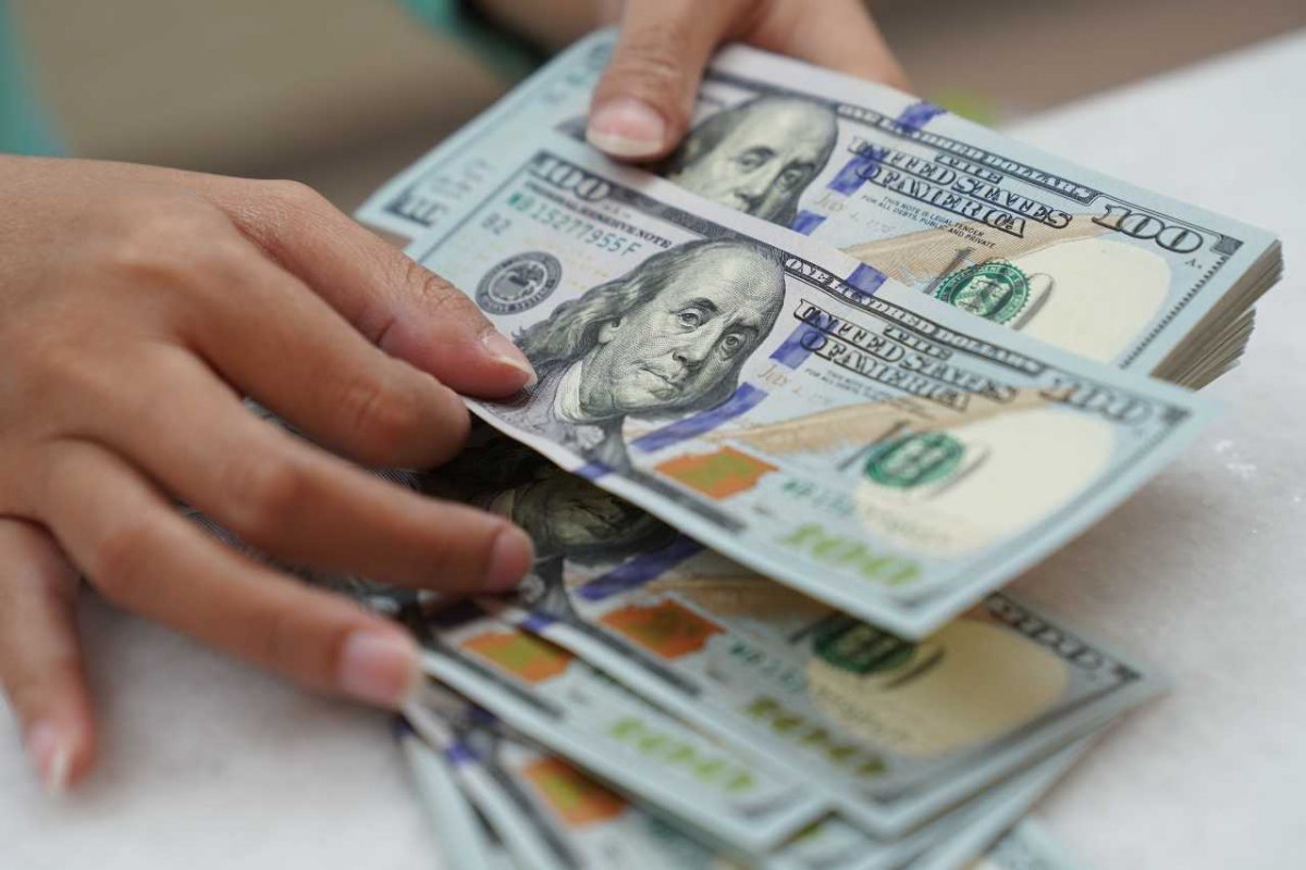 Dólar cai a até R$ 5,32 e Bolsa sobe à espera da 'Superquarta', com decisões do Fed e do BC
