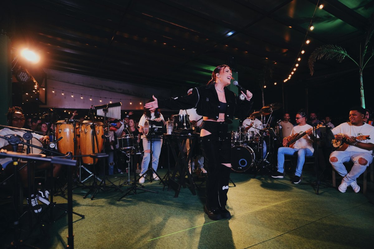 Ana Clara lança novo vídeo da "Batucada" com participação especial de Péricles! 