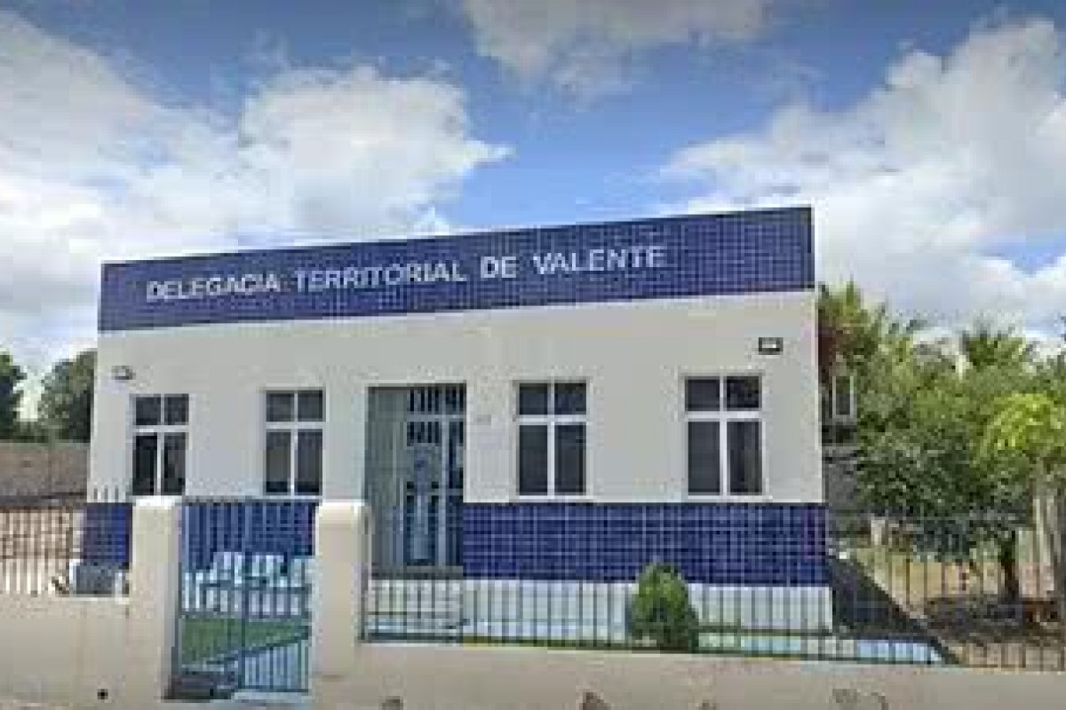 Mulher condenada por matar vizinha em discussão por volume de som se entrega à polícia na Bahia