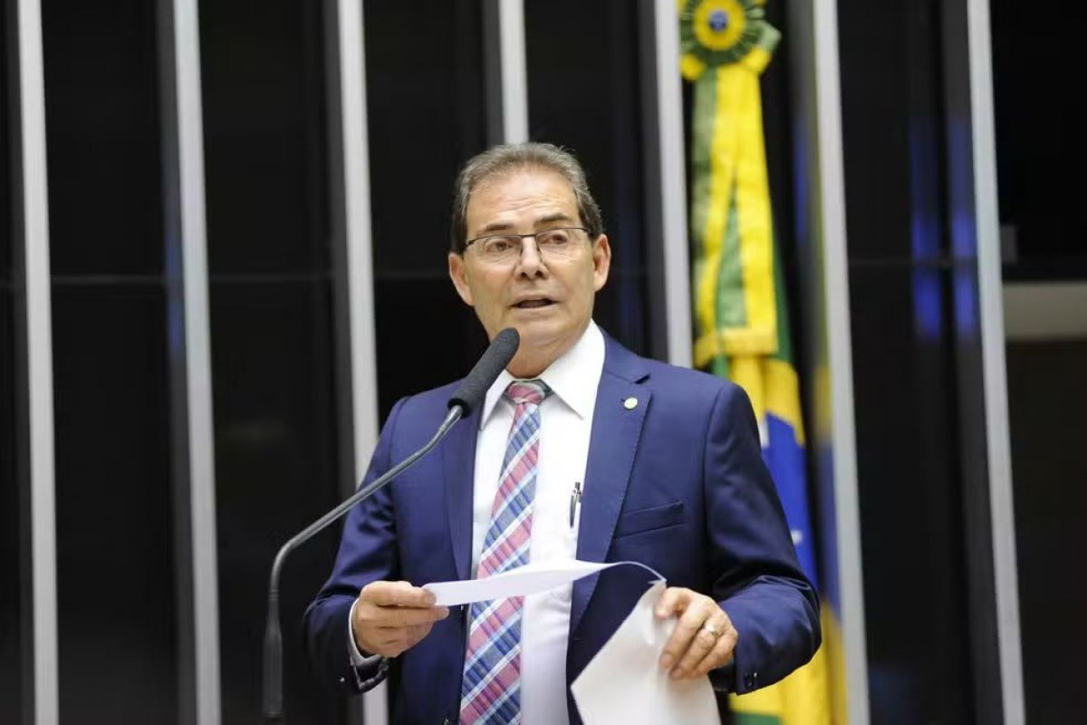 Relator do projeto da anistia já escreveu versão inicial do texto, diz coluna