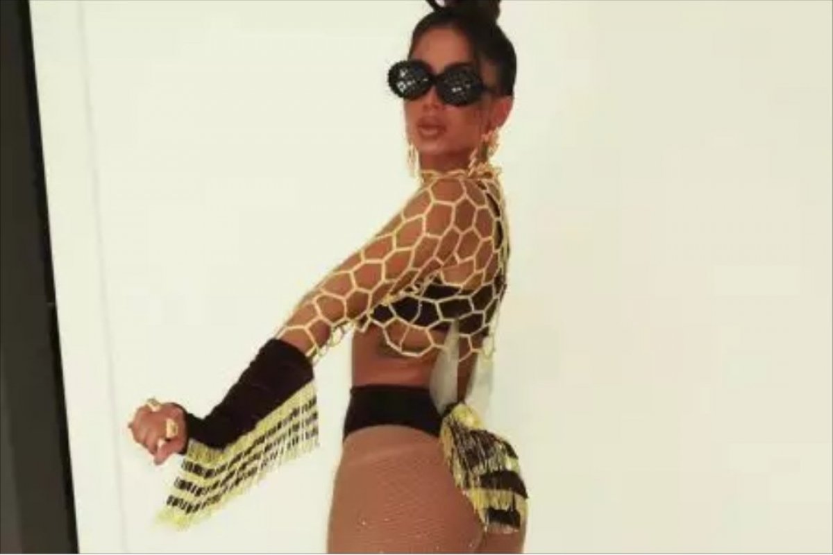 Anitta se fantasia de abelha no Carnaval de Salvador 