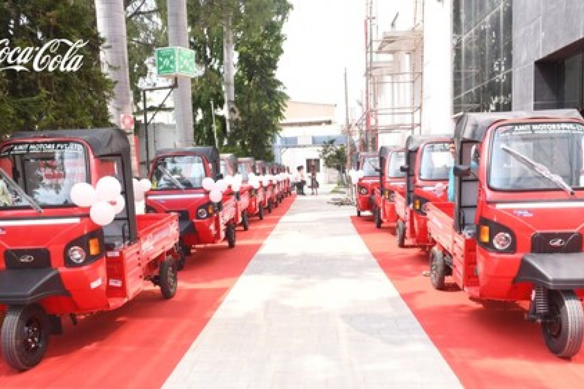 Coca-cola troca mini veículos diesel por Tuk tuk elétrico na Índia 