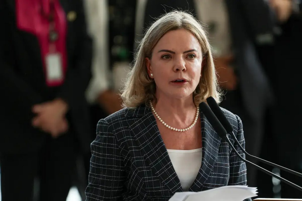 Gleisi Hoffmann elogia veto de Motta e defende cassação de Eduardo Bolsonaro