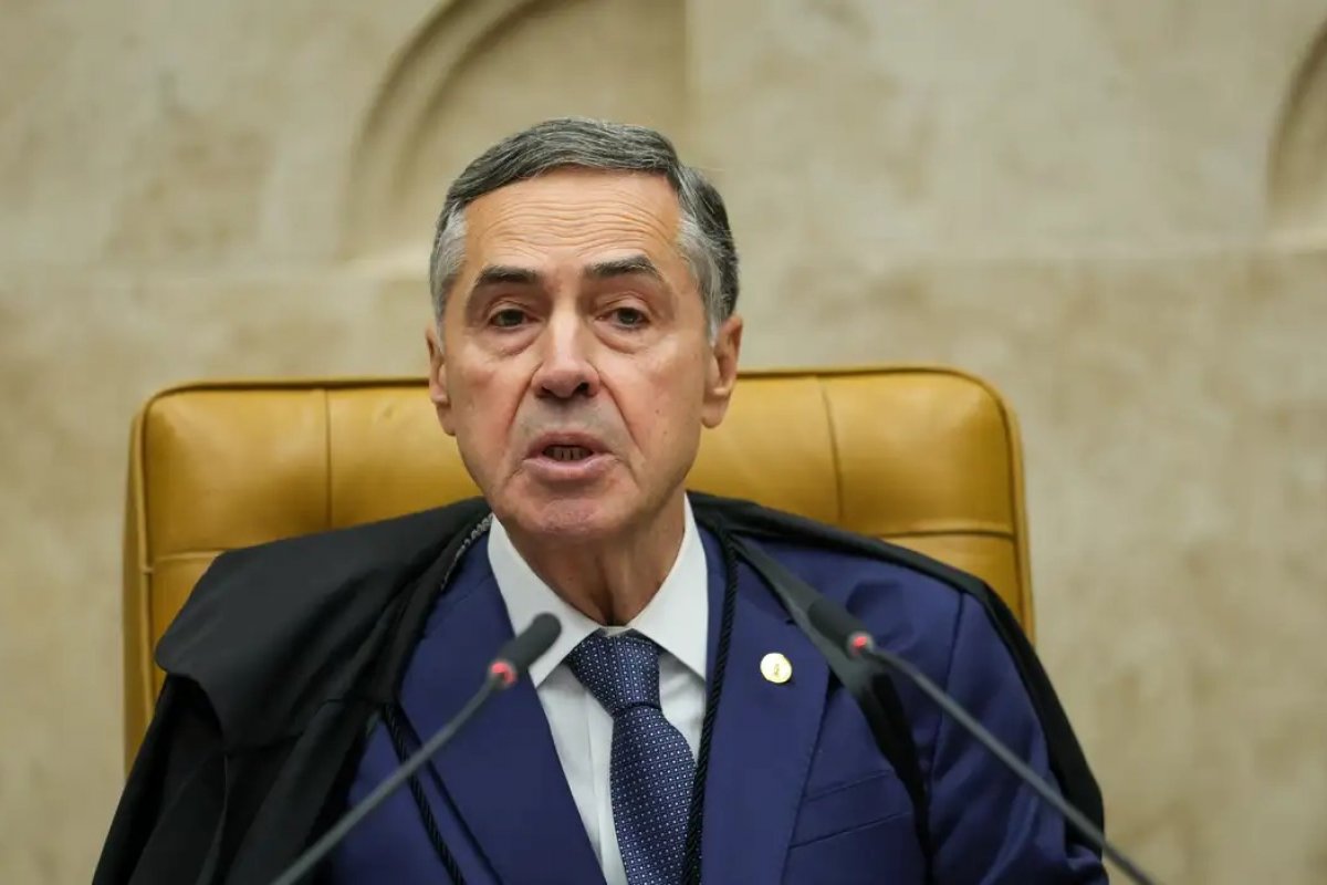 Barroso deixa presidência do STF sob aplausos de colegas ministros
