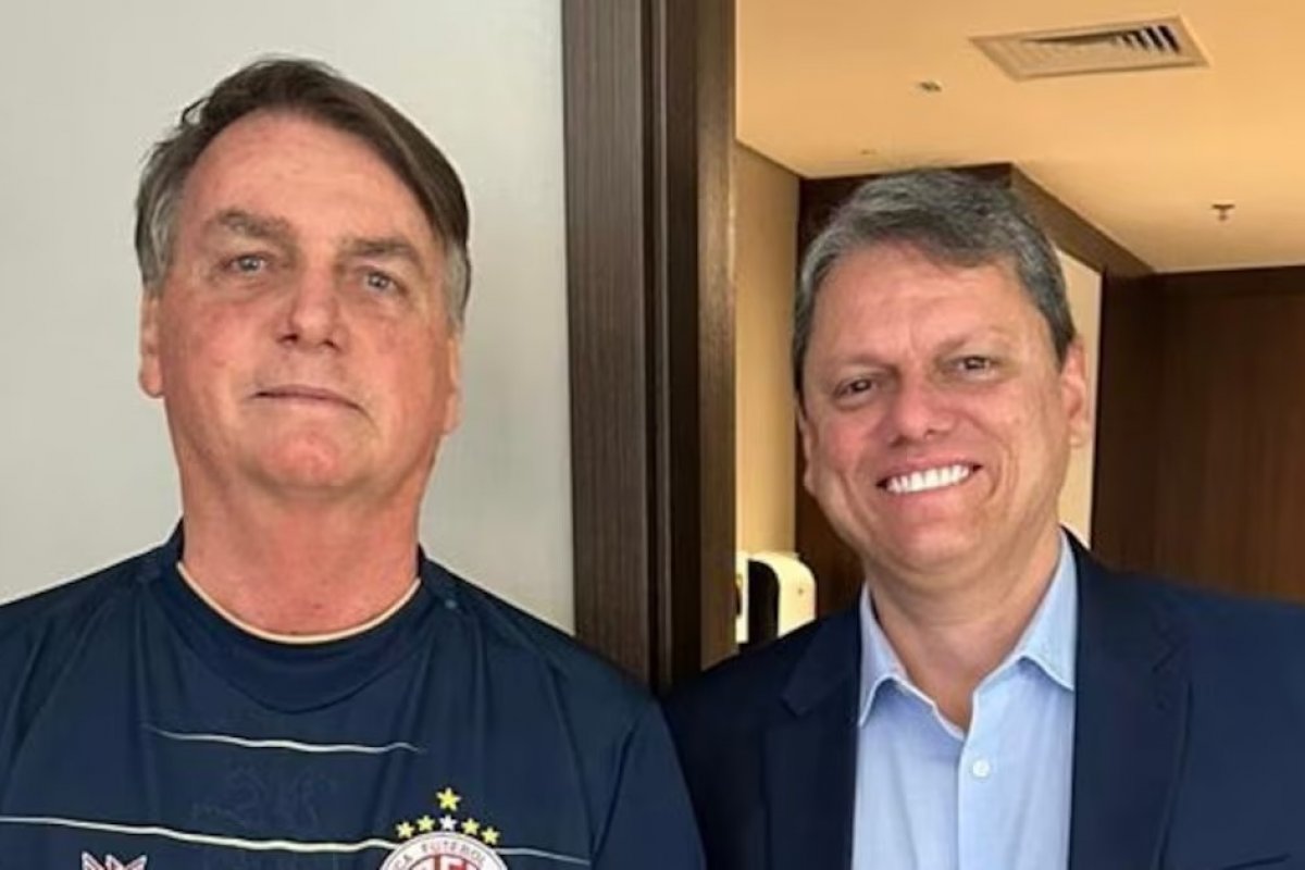 Tarcísio visita Bolsonaro pela 1ª vez após condenação por golpe de Estado
