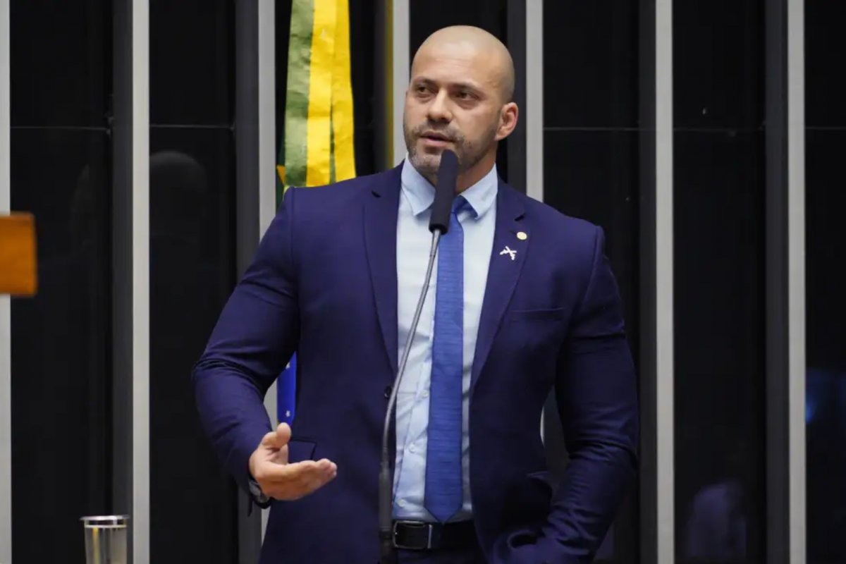 Moraes autoriza regime aberto para Daniel Silveira; ex-deputado terá que usar tornozeleira eletrônica