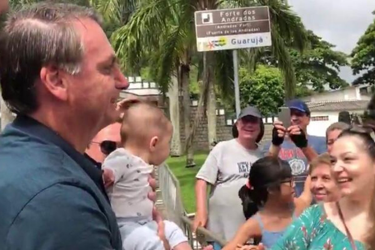 População faz fila para falar com Bolsonaro