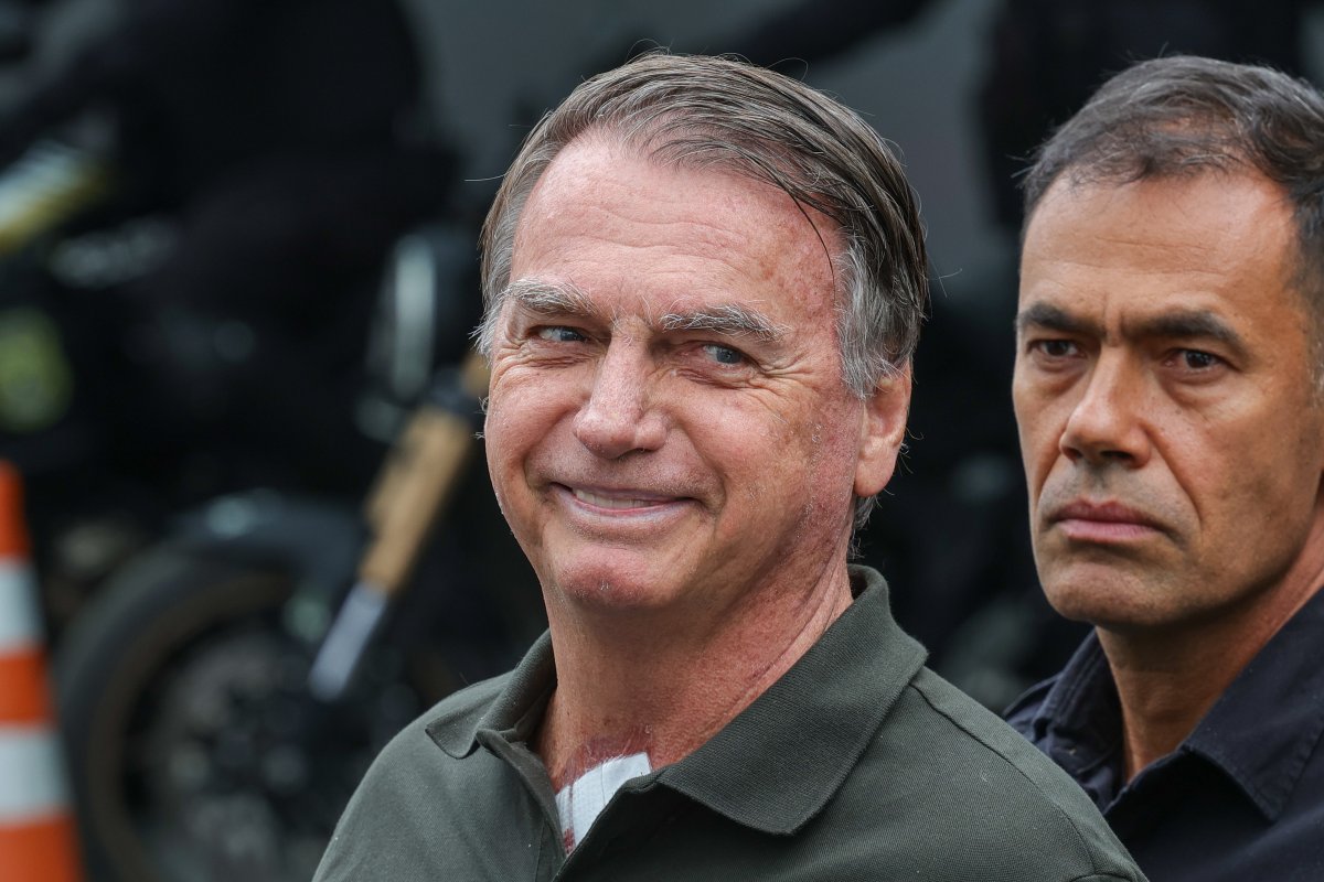 Prisão de Bolsonaro em regime fechado diminuiria para 2 a 3 anos em proposta do centrão