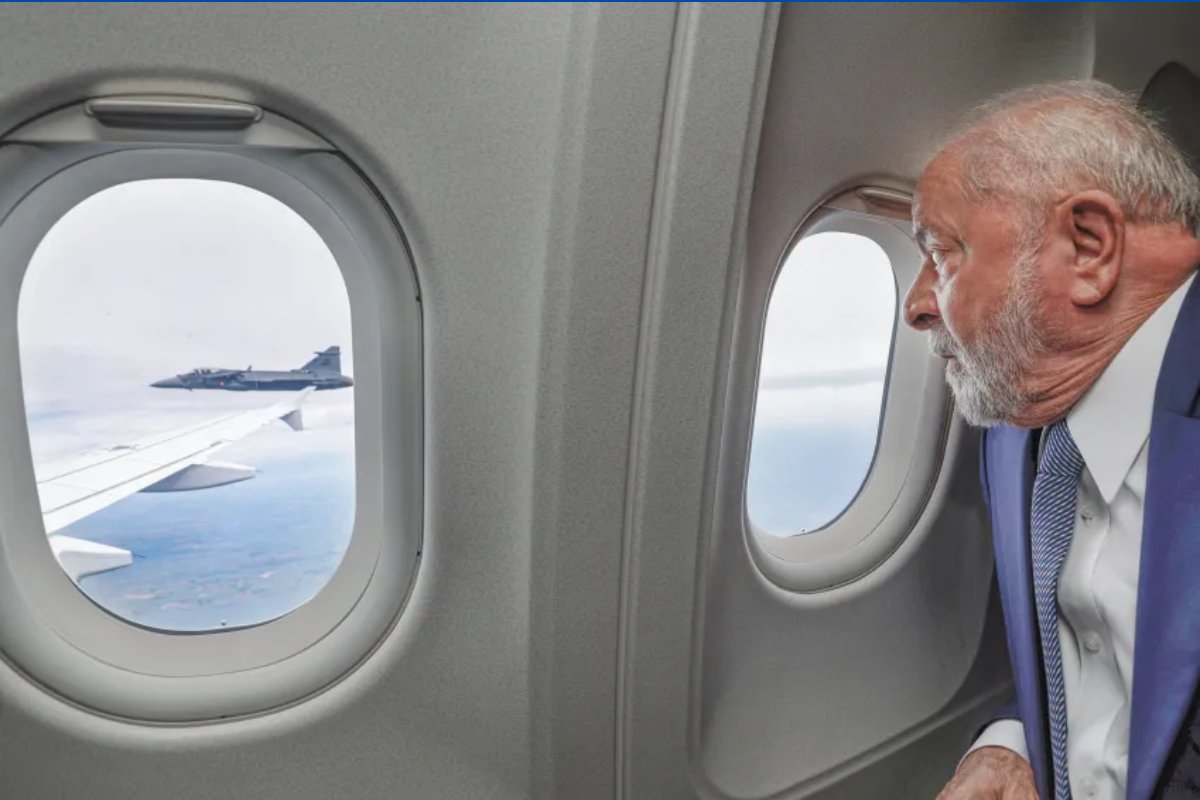 'Tivemos que descer do avião, com medo que pegasse fogo', relata Lula sobre problema em avião da FAB