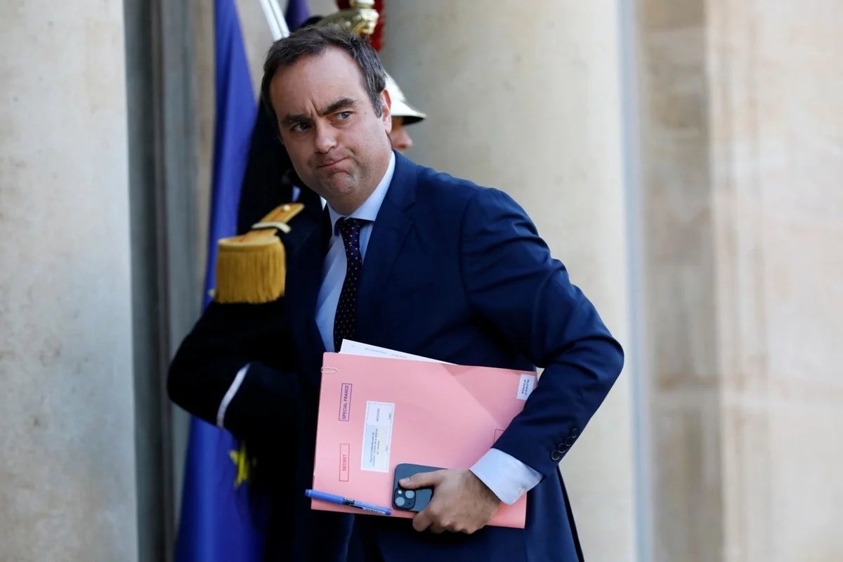 Sem condições de governar, premiê da França renuncia menos de um mês após assumir