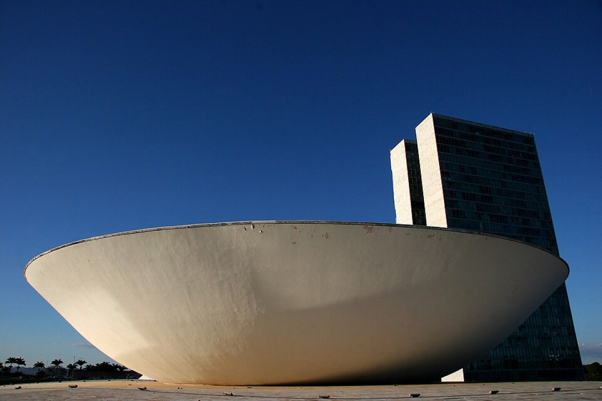Câmara dos Deputados tenta reverter desgaste causado pela PEC da Blindagem com pautas relacionadas à segurança e ao metanol