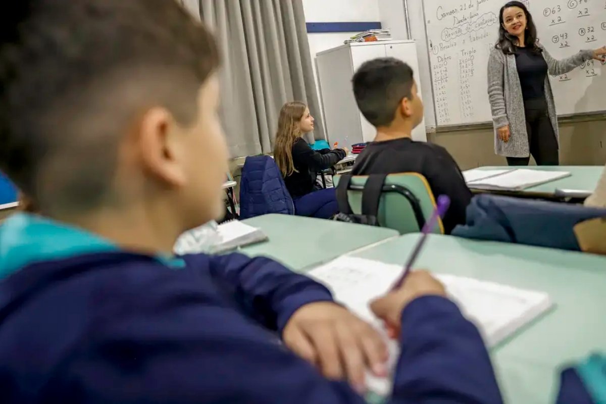 Professor brasileiro perde 21% do tempo de aula para manter disciplina